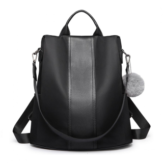 Černý kožený batoh s přívěskem 2v1 „Famous“
